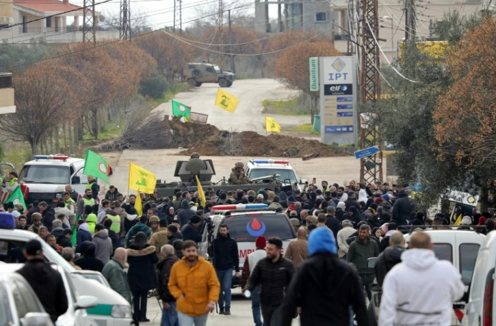 Une barricade à Borj El Mlouk, sur la route de Kfar Kila, dans le sud du Liban, où des habitants déplacés se sont rassemblés dans l'espoir de pouvoir rentrer chez eux malgré le maintien de troupes israéliennes, le 26 janvier 2025