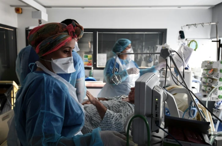 Personnel médical prodiguant des soins à un patient atteint du Covid-19, à l'hôpital Tenon de Paris, le 26 janvier 2021