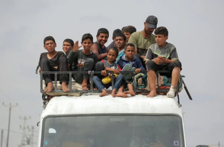 Des Palestiniens fuyant Rafah bombardée par Israël, dans le sud de la bande de Gaza, arrivent à Khan Younès le 28 mai 2024