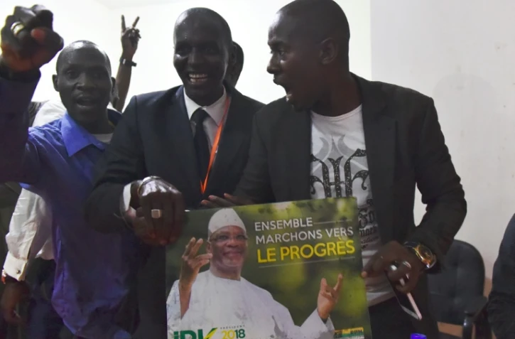 Des partisans du président malien sortant Ibrahim Boubacar Keita célèbrent sa victoire au premier tour de la présidentielle, le 2 août 2018 à Bamako