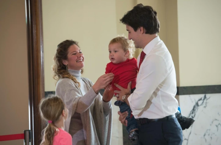 Le candidat libéral, Justin Trudeau, avec sa femme Sophie son fils Hadrien et sa fille Ella-Grace, à Montréal, dans un bureau de vote, le 19 octobre 2015 