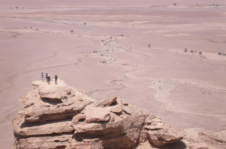 Des touristes sur une falaise près de Riyad, en Arabie saoudite, le 30 avril 2016