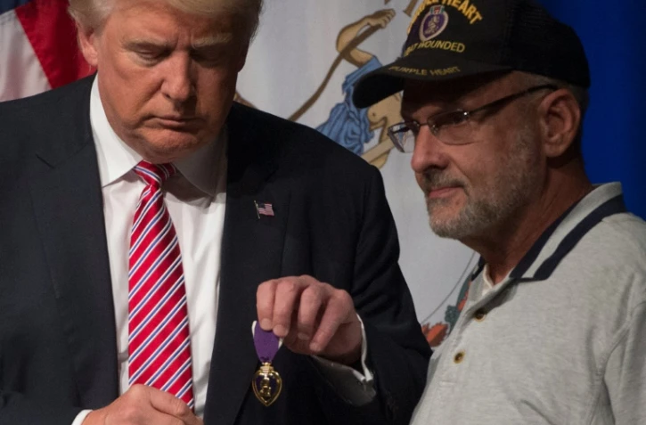 Donald Trump et un ancien combattant qui lui a donné sa prestigieuse médaille Purple Heart, le lieutenant colonel Louis Dorfman, le 2 août 2016 à Ashburn en Virginie