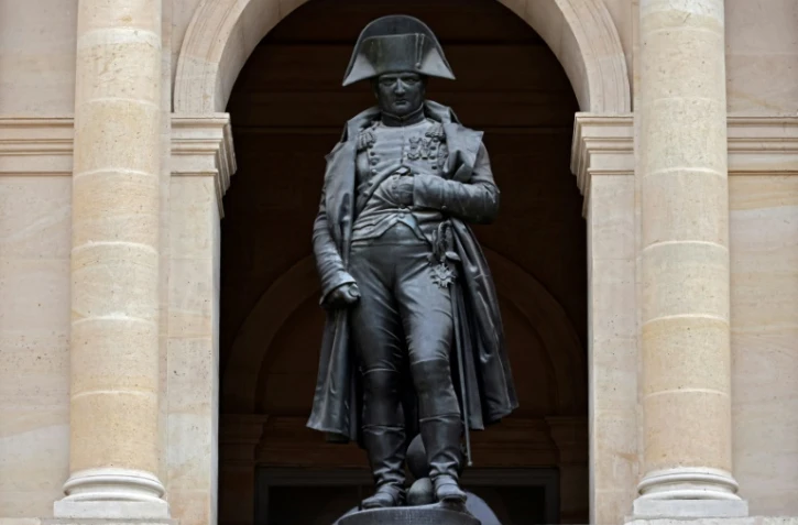La statue de Napoléon dans la Cour d'honneur de l'Hôtel des Invalides, à Paris