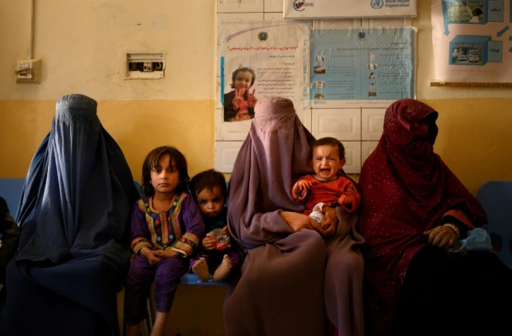 Des Afghanes attendent avec leurs enfants dans une maternité du district de Dand, dans la province de Kandahar, le 1er octobre 2020