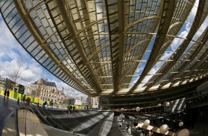 Vue sur la "Canopée", gigantesque toit d'acier et de verre qui signe la récente rénovation architecturale des Halles à Paris, le 4 avril 2016