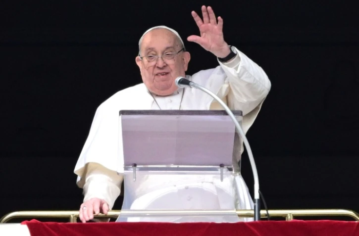 Le pape François salue la foule lors de la prière de l'Angélus, le 2 février 2025 au Vatican