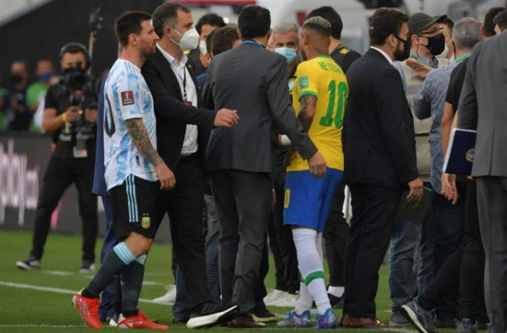 El argentino Lionel Messi (izq) y el brasileño Neymar después de que la Agencia Nacional de Vigilancia Sanitaria entrara al campo durante el partido de clasificación para el Mundial de 2022, entre Brasil y Argentina, en Sao Paulo, Brasil, el 5 de septiembre de 2021