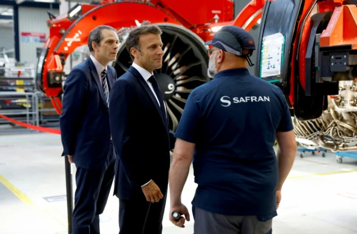 Le président Emmanuel Macron (c) visite le site du motoriste aéronautique Safran, le 16 juin 2023 à Villaroche, en Seine-et-Marne