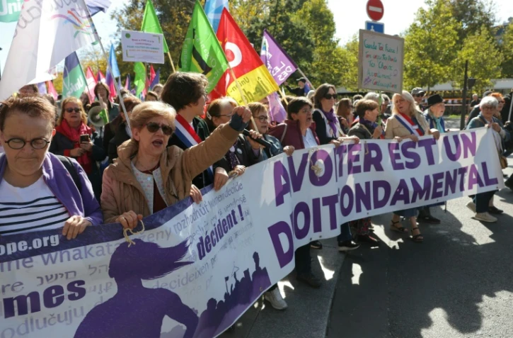 "L'avortement est un droit fondamental" proclame cette banderole tenue par des femmes lors d'une manifestation le 28 septembre 2025 à Paris à l'occasion de la journée mondial pour le droit à l'avortement