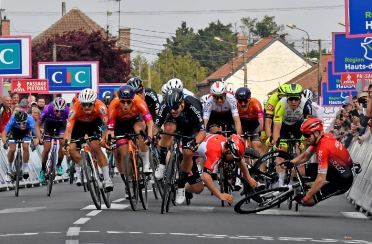 Devancé par l&rsquo;Australien Sam Welsford (c), déclassé une dizaine de minutes après l&rsquo;arrivée pour sprint dangereux, le Néerlandais Arvid de Kleijn (2e g) a finalement été désigné vainqueur, le 3 mai 2022, de la 1ère étape des Quatre Jours de Dunkerque à Aniche