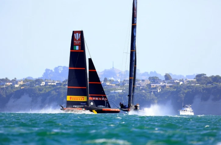 Le défi italien Luna Rossa dans la houle pendant la régate N.2 de la Prada Cup le 13 février 2021 dans la baie d'Auckland