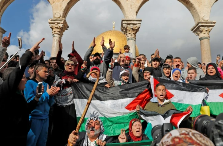 Des fidèles palestiniens manifestent sur l'esplanade des Mosquées dans la vieille ville de Jérusalem, le 15 décembre 2017 