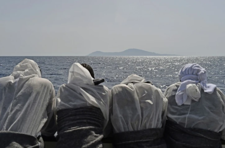Des migrants à bord du bateau l'Aquarius, après leur sauvetage le 25 mai 2016 au large de la Libye en Méditarrenée