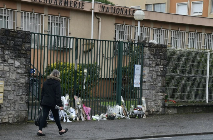 Hommage devant la gendarmerie nationale, Ă Carcassonne le 24 mars 2018 au lendemain de l'attaque qui a fait quatre morts dont un lieutenant-colonel