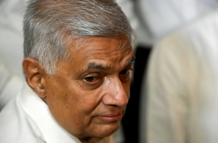 Le nouveau premier ministre du Sri Lanka, Ranil Wickremesinghe, visite un temple bouddhiste après sa prestation de serment à Colombo, le 12 mai 2022 