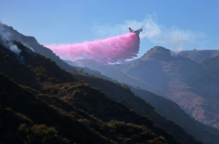 Un bombardier d'eau largue du retardant sur un incendie à Simi Valley, le 3 juillet 2024 en Californie