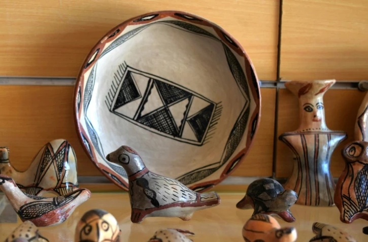 Des poteries de Sejnane présentées dans un magasin en Tunisie, le 10 mai 2019