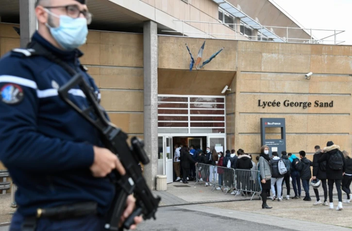 Près de 130 menaces d'attentat via les espaces numériques de travail ont visé depuis cinq jours des lycées et collèges, en Ile-de-France, dans les Hauts-de-France et la région Grand-Est