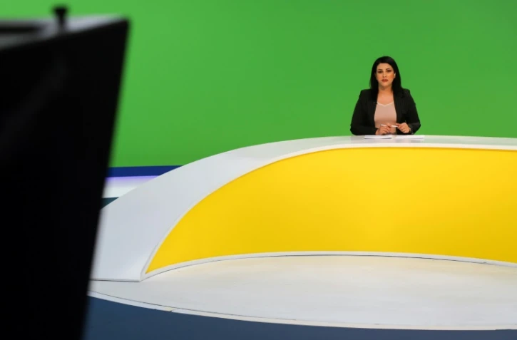 Une journaliste s'apprête à présenter une bulletin d'information, sur la Nalia Radio and Television (NRT), à Suleimaniyeh, au Kurdistan irakien, le 22 août 2020