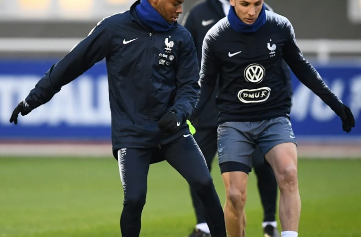 Le défenseur Lucas Digne (d) avec le milieu Thomas Lemar, lors d'un entraînement de l'équipe de France à Clairefontaine, le 19 mars 2018