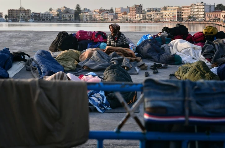 Une femme le 5 avril 2016 dans le port de Chios où campent des migrants qui se sont échappés du centre de Vial 