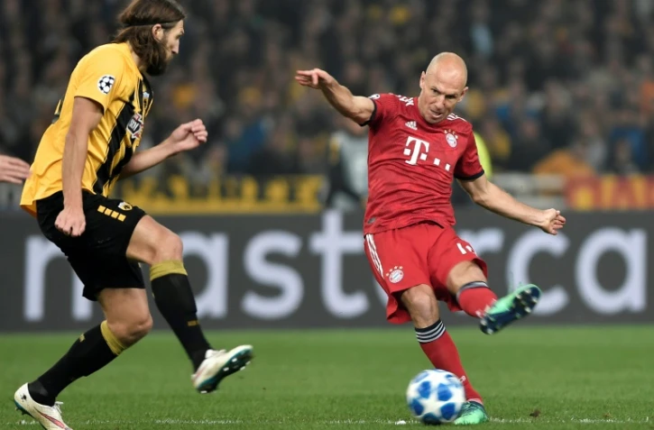 L'attaquant du Bayern Munich Arjen Robben frappe au but devant le défenseur ukrainien de l'AEK Dmytro Chygrynskiy, en Ligue des champions, le 23 octobre 2018 à Athènes