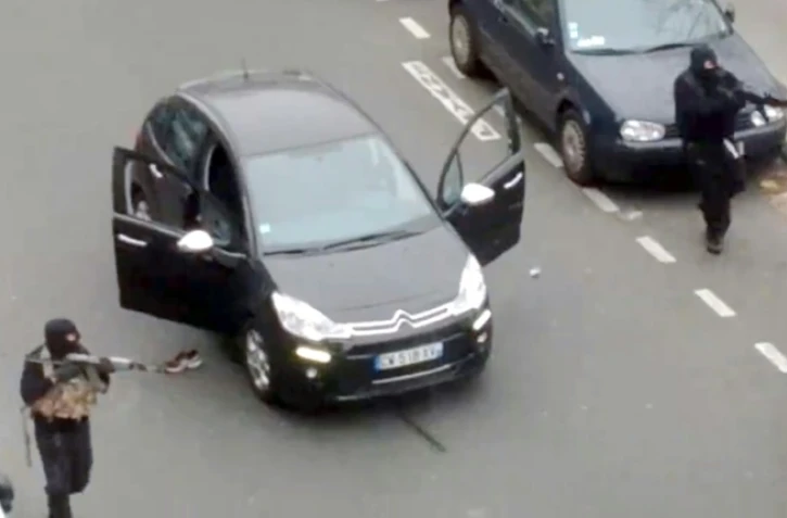 Les assaillants de Charlie Hebdo, identifiés par la suite comme les frères Kouachi, sur une video prise le 7 janvier 2015 devant l'hebdomadaire satirique à Paris