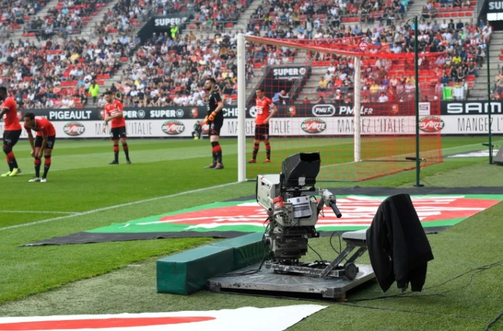 Une caméra de télévision, sans caméraman en raison d'une grève, lors du match de L1 entre Rennes et Strasbourg, le 6 mai 2018 au Roazhon Park à Rennes