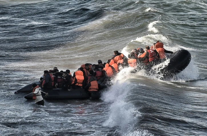 Des migrants à leur arrivée à bord d'un canot pneumatique, le 31 octobre 2015 sur l'île de Lesbos en Grèce