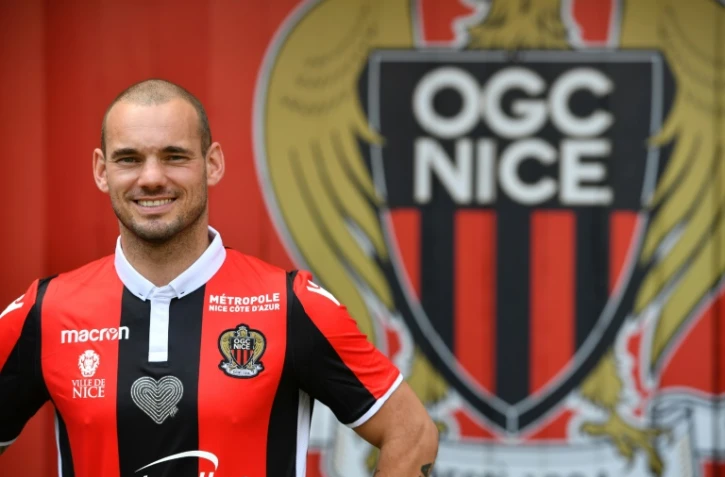 Le milieu néerlandais Wesley Sneijder pose avec le maillot de son nouveau club, l'OGC  Nice, lors de sa conférence de presse à l'Allianz Riviera, le 8 août 2017 