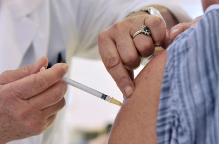 Une infirmière vaccine une femme contre la grippe le 14 septembre 2009 dans un hôpital à Clermont-Ferrand