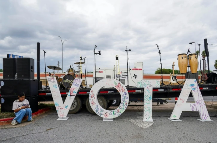 Un panneau "vote" ("vota" en espagnol) avant un rassemblement de campagne pour les élections de mi-mandat à Weslaco, au Texas, le 25 octobre 2026