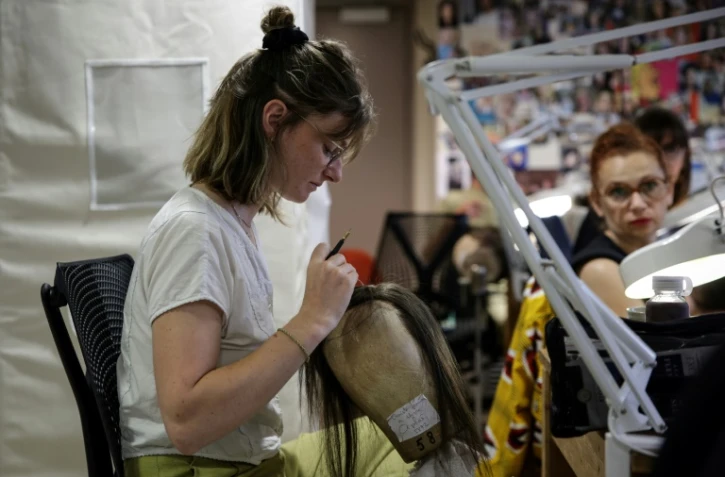 Noemie Lavigne dans l'atelier de perruques du Théâtre du Capitole, à Toulouse, dans le sud-ouest de la France, le 29 juin 2023