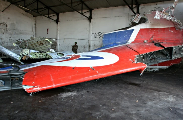 Des débris de l'avion de la Yemenia Airways repêchés en mer, dans un hangar à Moroni, le 16 septembre 2009 aux Comores 