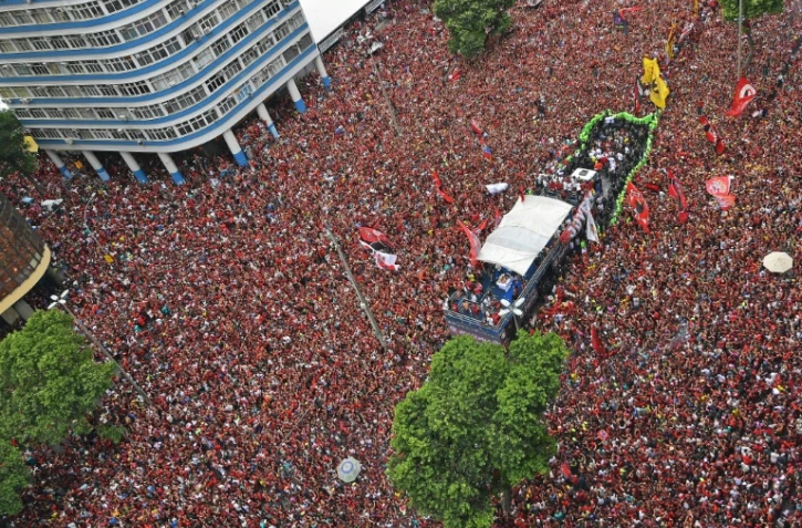 Un accueil digne du carnaval carioca pour Flamengo, au lendemain de son sacre de champion d'Amérique du Sud, le 24 novembre 2019 à Rio de Janeiro