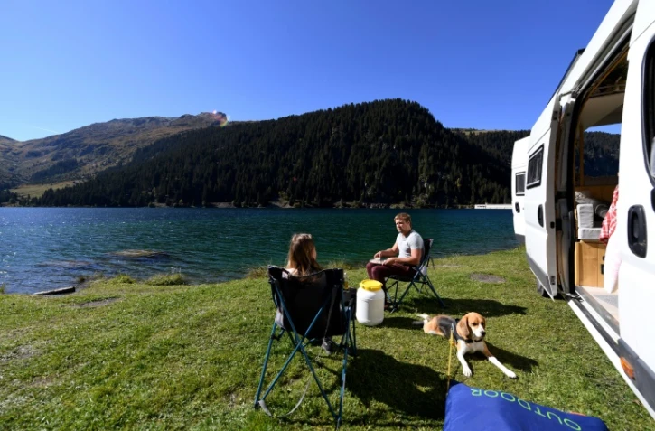 Kevin Laurent, Tifenn et leur chien ont posé leur van au bord du lac de Saint-Guérin, dans le beaufortain, le 4 octobre 2018