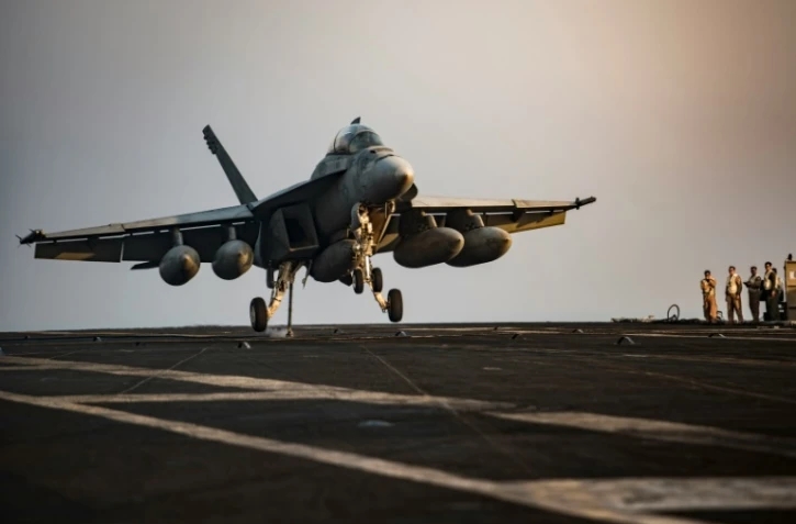 Cette photo diffusée par l'US Navy le 31 juillet 2016 montre un F/A-18F Super Hornet se préparant à décoller d'un porte-avions dans le Golfe arabique