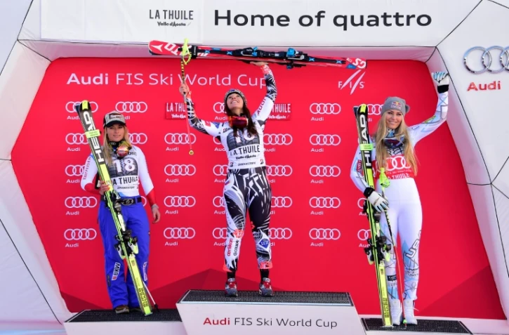La Liechtensteinoise Tina Weirather (c) fête sur le podium sa 1re place en super-G à la Thuile en Italie, le 21 février 2016