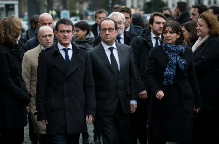 Le président François Hollande (c), le Premier ministre Manuel Valls (g) et la maire de Paris Anne Hidalgo (d), le 5 janvier 2016 à Paris