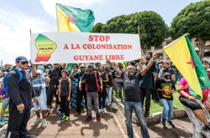 "Stop à la colonisation - Guyane libre" peut-on lire sur des panneaux de manifestants lors d'une marche à Cayenne le 28 mars 2017