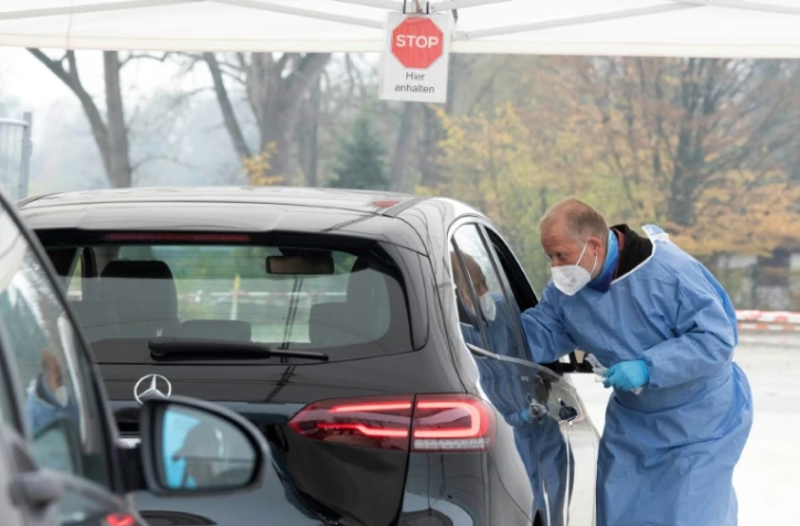 Test de dépistage du coronavirus en drive-in à Nuertingen (sud de l'Allemage) le 10 novembre 2020