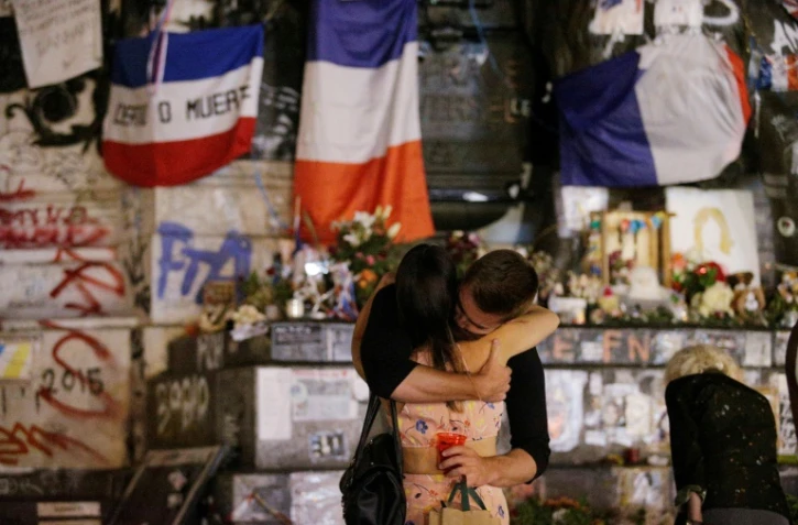 Hommage d'un couple au prêtre assassiné le 26 juillet 2016 place de la République à Paris