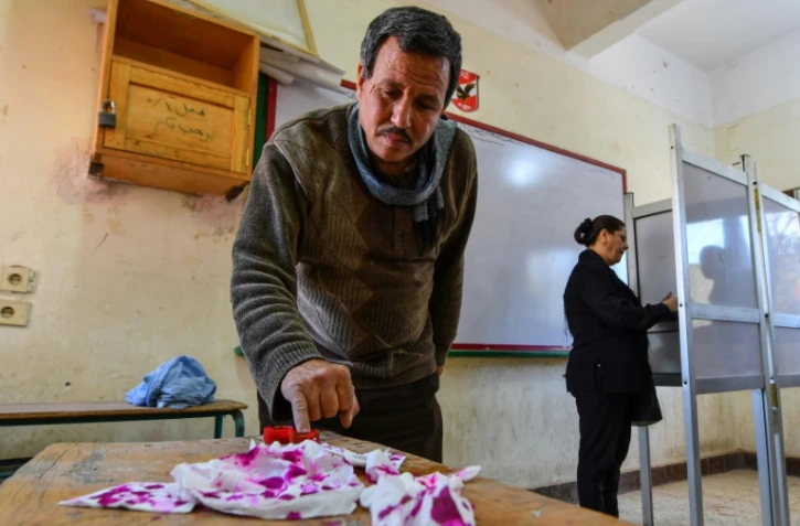 Un électeur votant lors du référendum sur une modification de la Constitution dans la ville égyptienne d'Assiout le 20 avril 2019