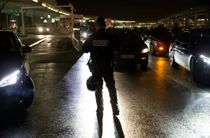 Des chauffeurs VTC en grève rassemblés le 18 décembre 2015 aux abords de l'aéroport aéroport Charles de Gaulle à Roissy