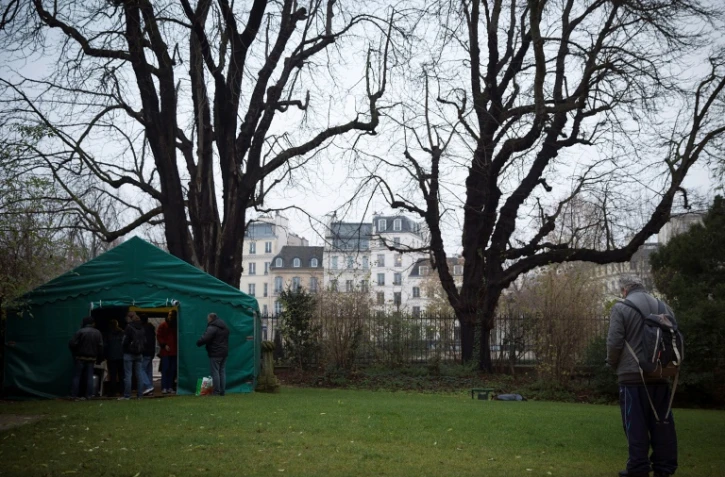 Une tente de l'ONG Ordre de Malte accueille les SDF dans un square parisien le 14 décembre 2014