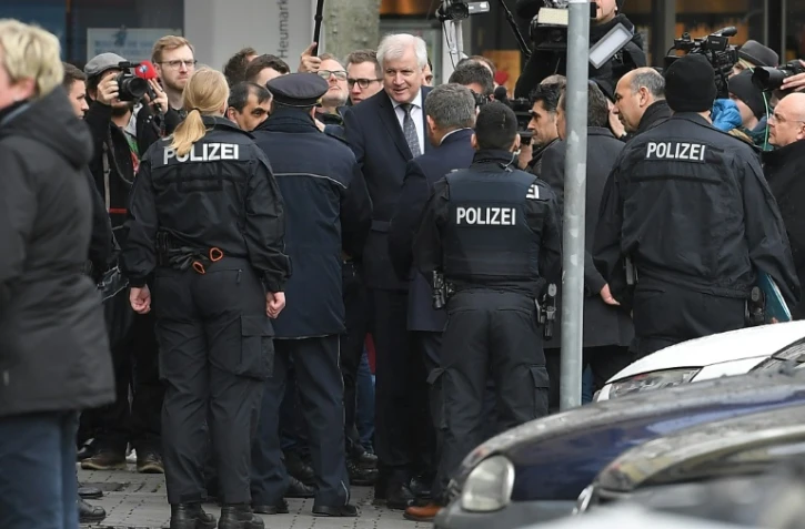 Le ministre allemand de l'Intérieur Horst Seehofer (centre) salue des policiers à Hanau le 20 février 2020 