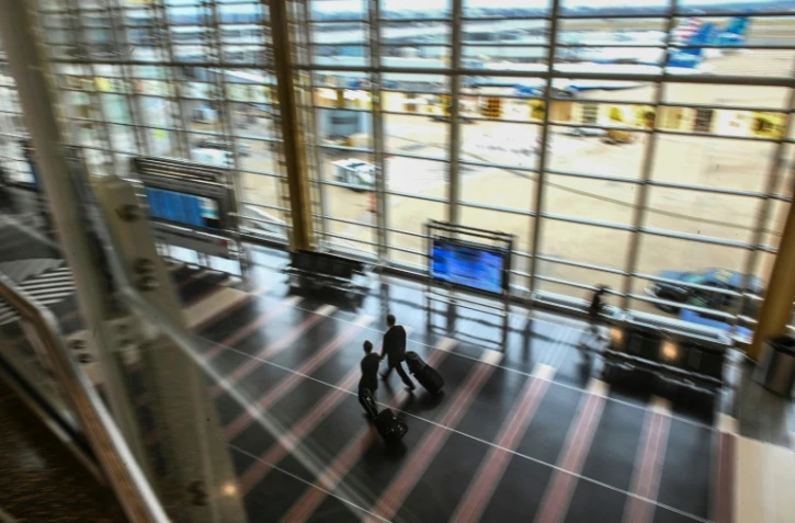 Deux membres d'équipage d'une compagnie aérienne à l'aéroport de Washington, le 27 décembre 2021