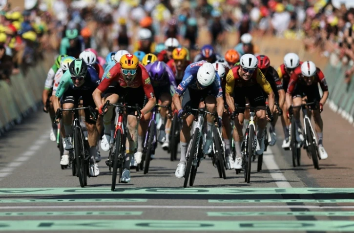 Le Norvégien Soren Waerenskjold (C) remporte le sprint à l'arrivée de la 11e étape du Tour de France, le 15 juillet 2026 à Nevers