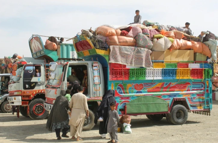 Des réfugiés afghans, expulsés du Pakistan, attendent leur départ pour l'Afghanistan, dans un centre de rétention à Chaman, près de la frontière pakistano-afghane, le 9 avril 2025